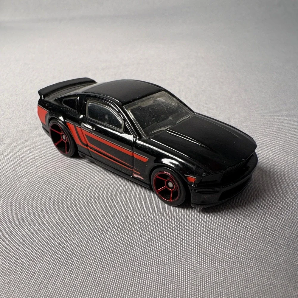 Hot Wheels 07 Ford Mustang Black with Red Stripes Diecast Car 1/64 Scale C46
